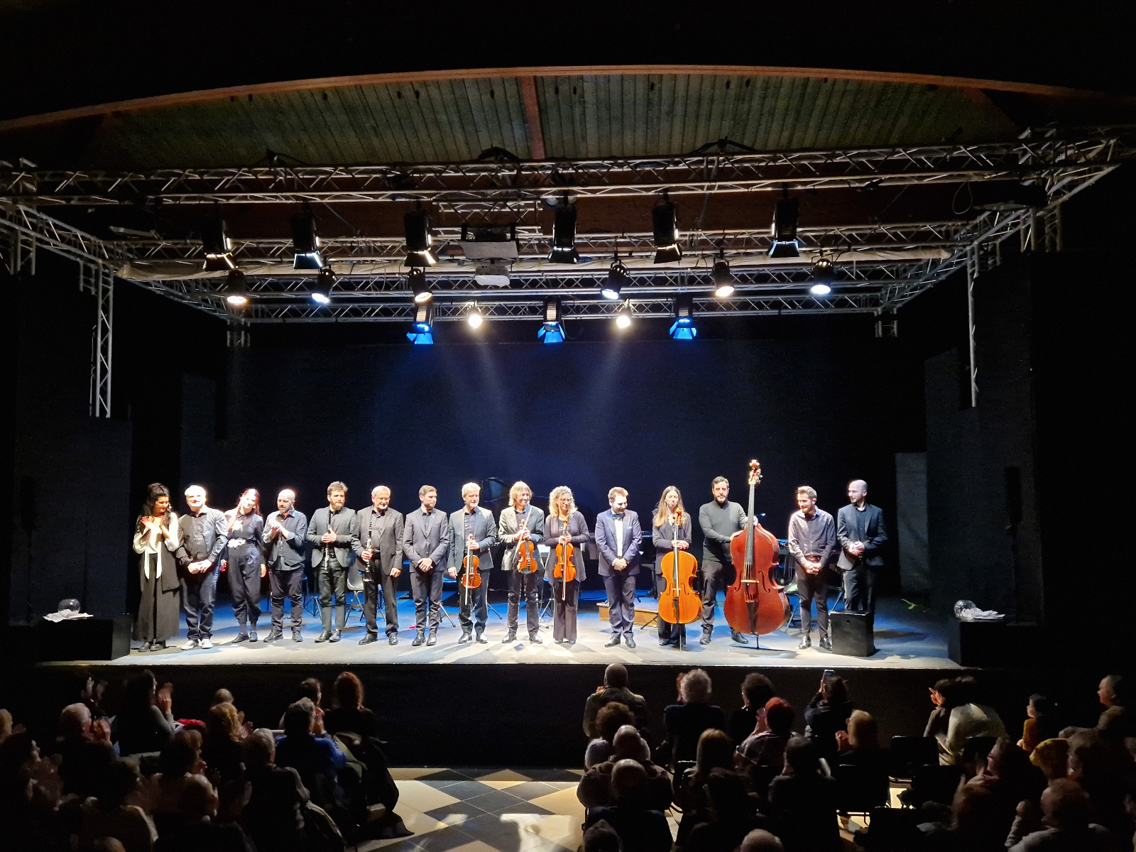 immagine di musicisti e attori sul palco degli ex macelli a montepulciano