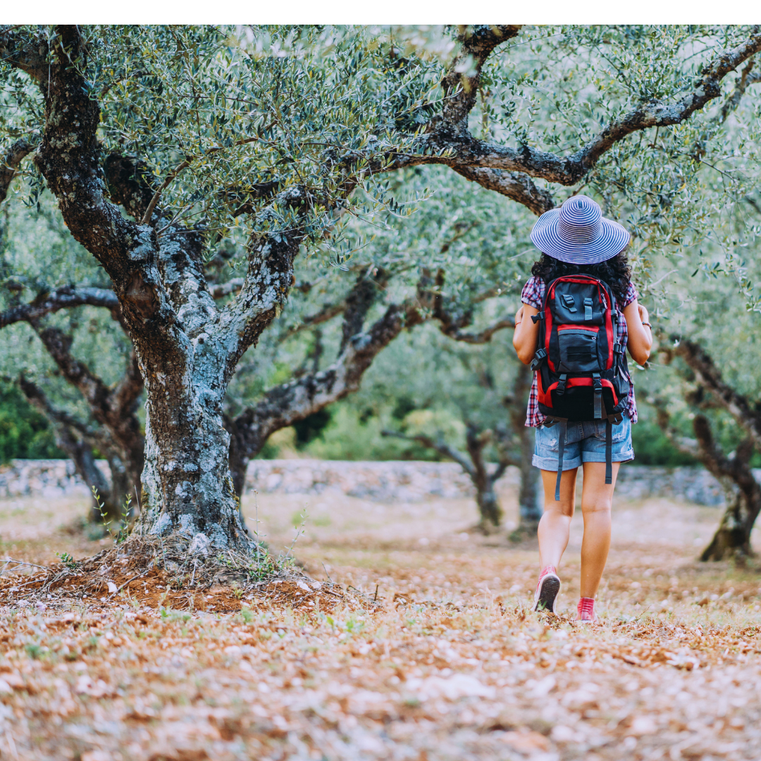 donna che passeggia tra gli uilvi