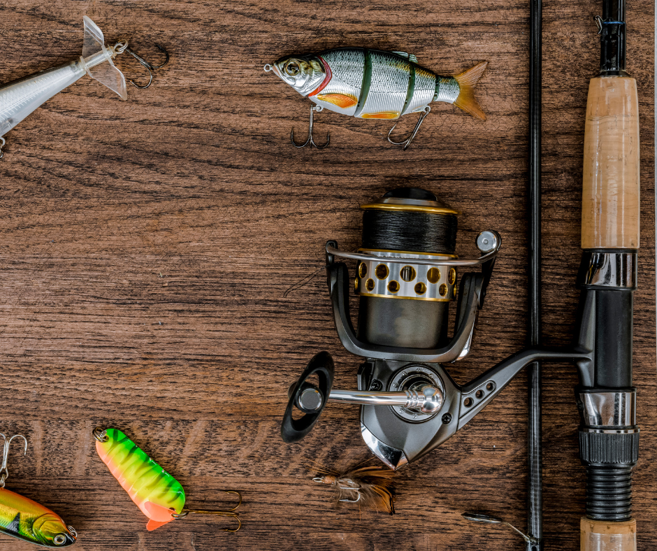 bancone di legno con sopra canna da pesca e ami