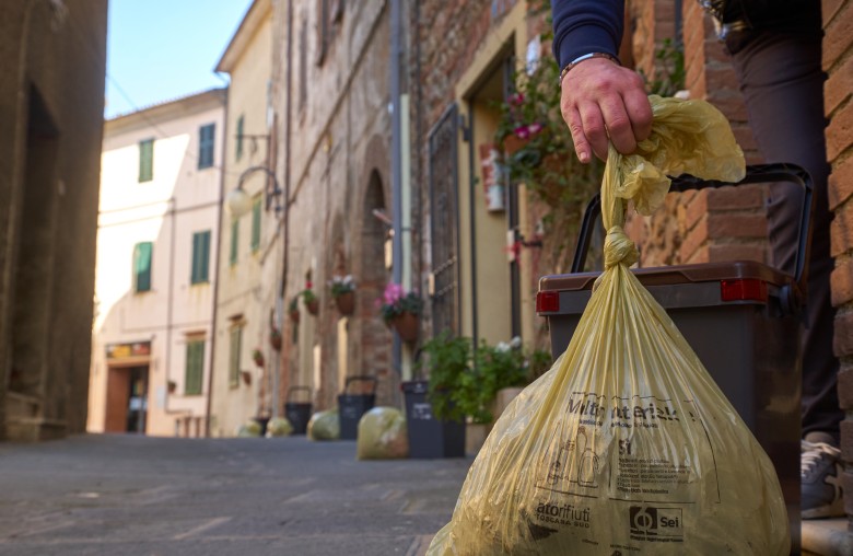 raccolta porta a porta con sacco giallo