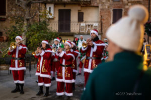 banda di babbi natale che suonano a montepulciano