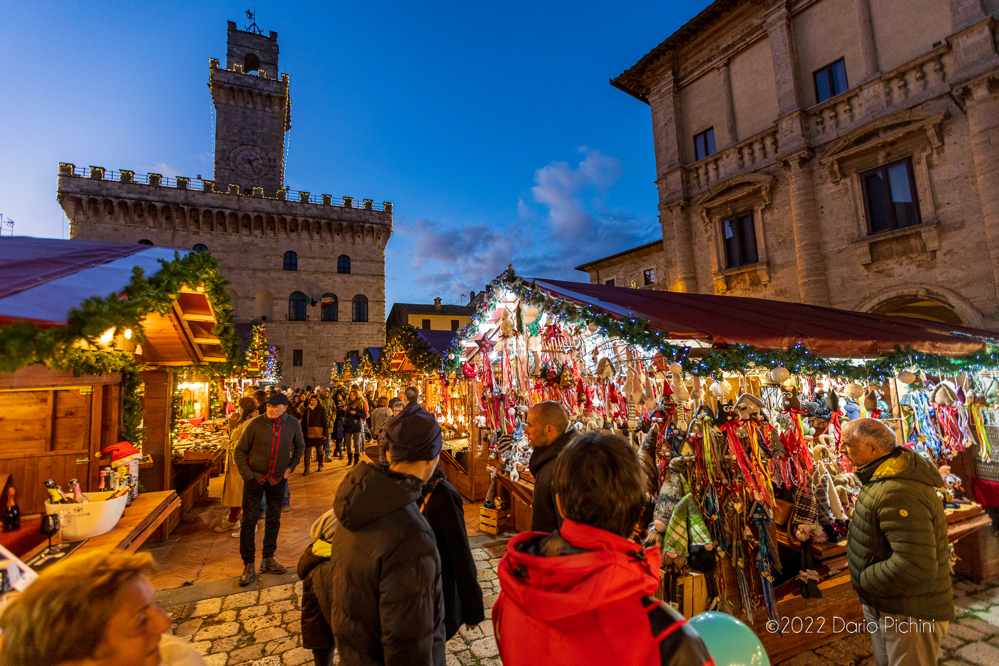 bancarelle in piazza grande per il natale con palazzo comunale sullo sfondo