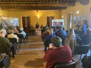 platea che assiste a convegno