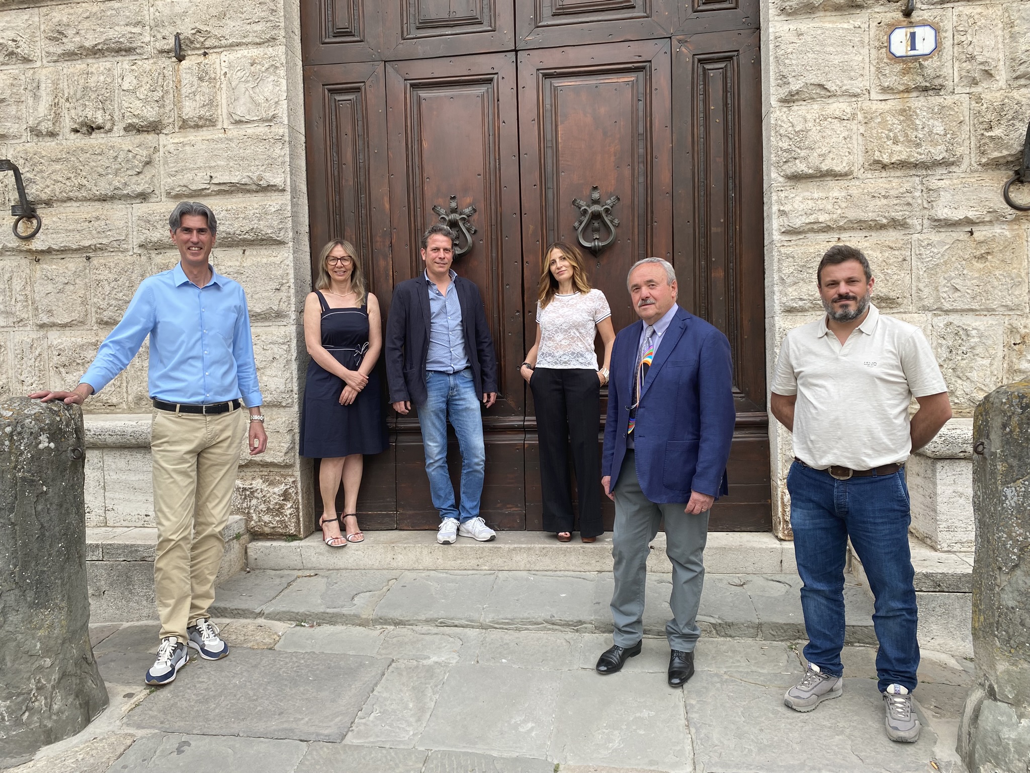 foto di sindaco e assessori fuori dal Palazzo Comunale