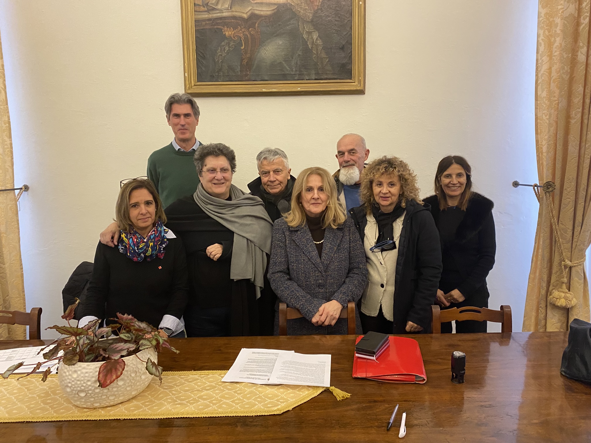 Foto di Sindaco assessore Barbi e altri soggetti per Firma Bilancio 2025