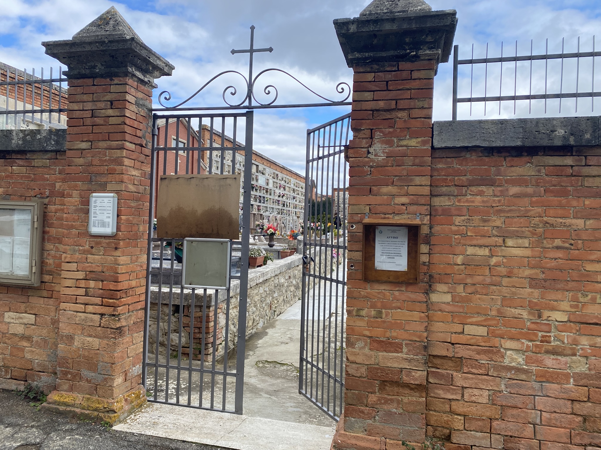 ingresso del cimitero le grazie a montepulciano capoluogo