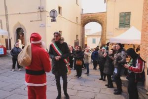 foto del sindaco con babbo natale a valiano 2023