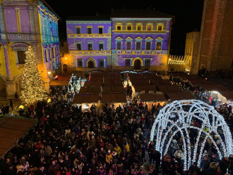 immagine di una festa in piazza grande a montepulciano