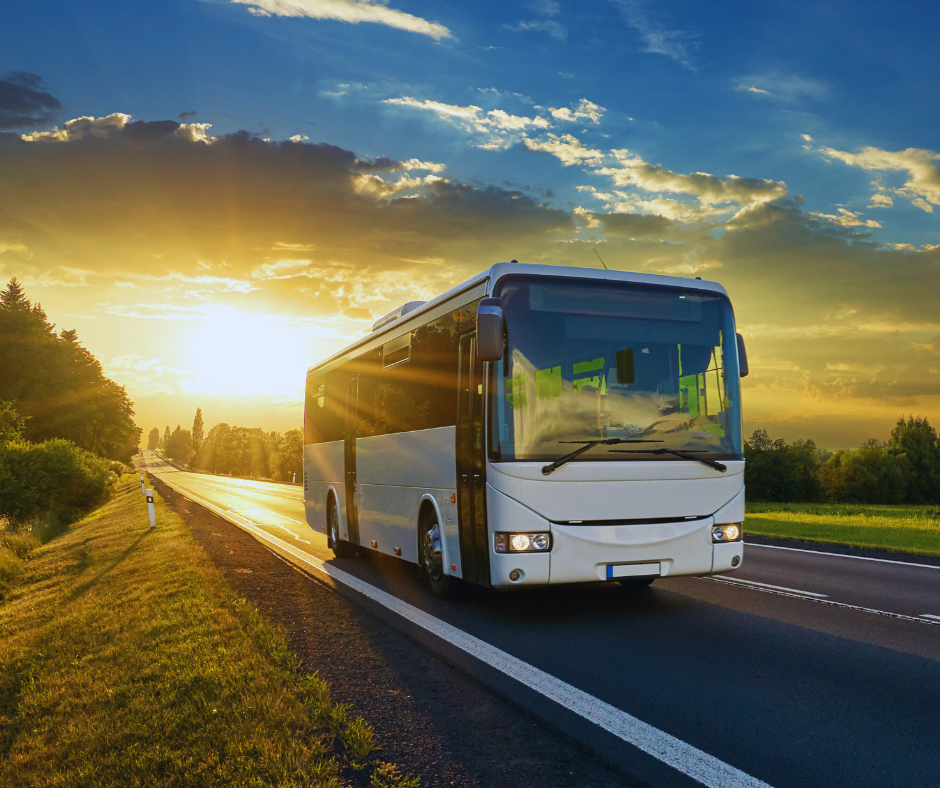 foto di un bus turistico che viaggia per una strada