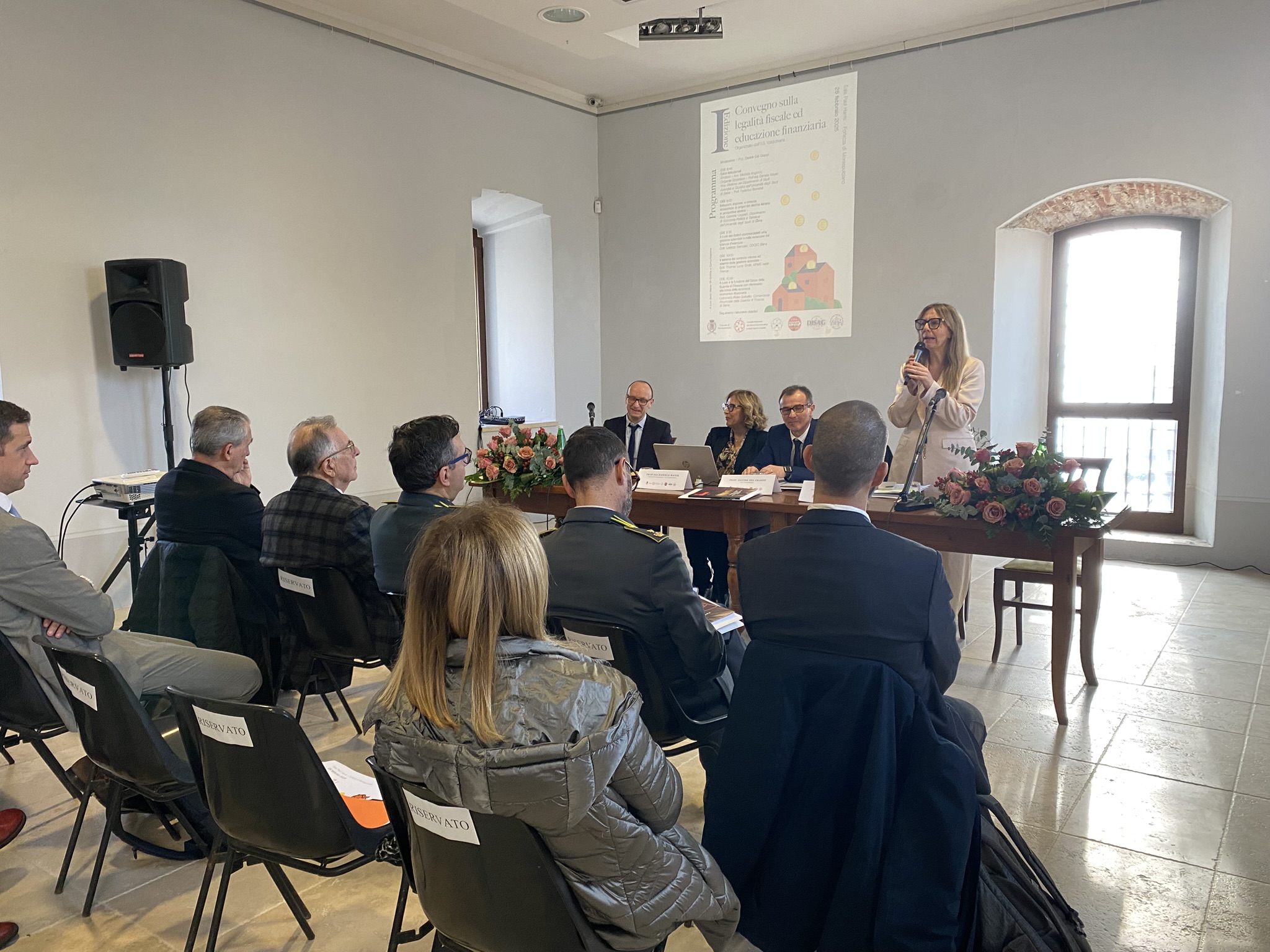 foto di un convegno con assessore pieri al microfono