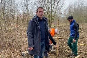 foto di assessore bui con persone che piantano alberi 