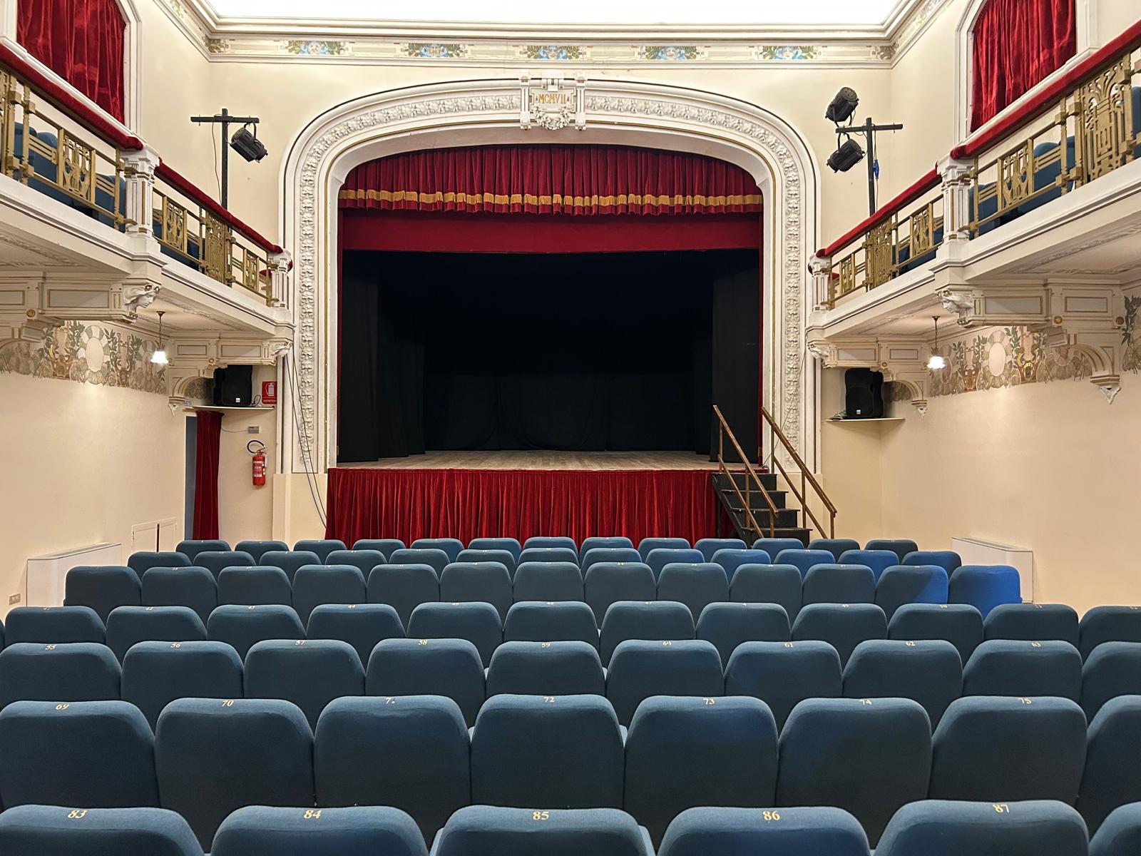 interno del teatro dei concordi con poltroncine e palco