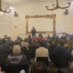 assemblea a valiano con sindaco che parla