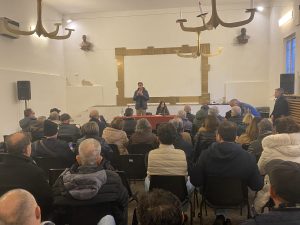 assemblea a valiano con sindaco che parla