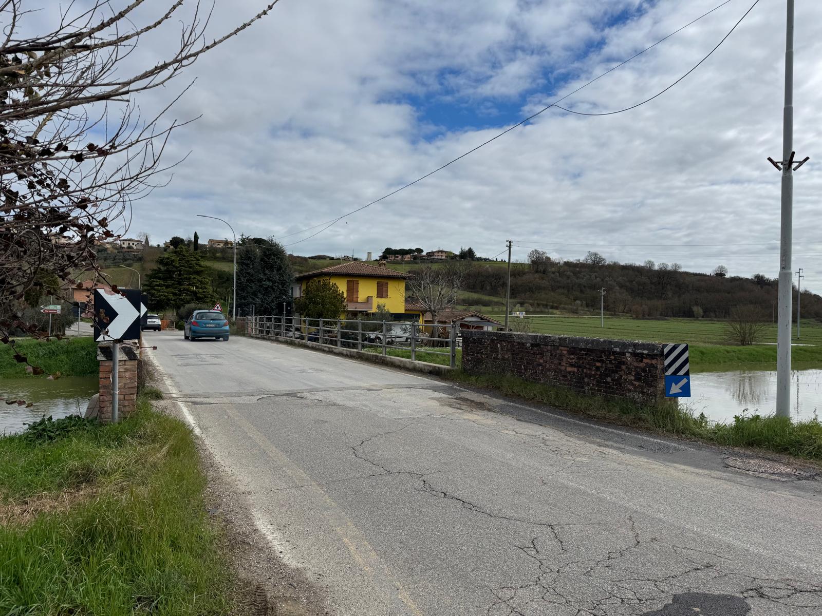 Ponte di Valiano con auto che lo attraversa