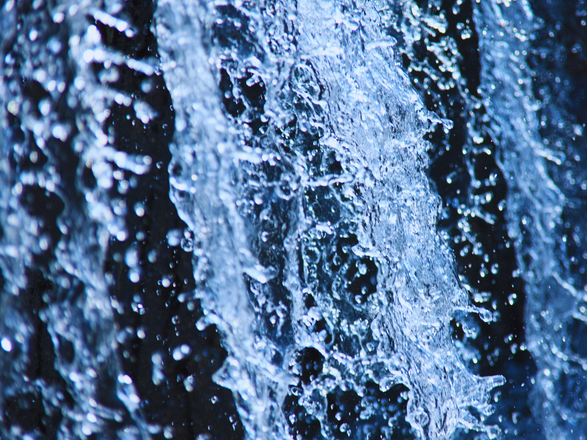 immagine di acqua che sgorga da una sorgente