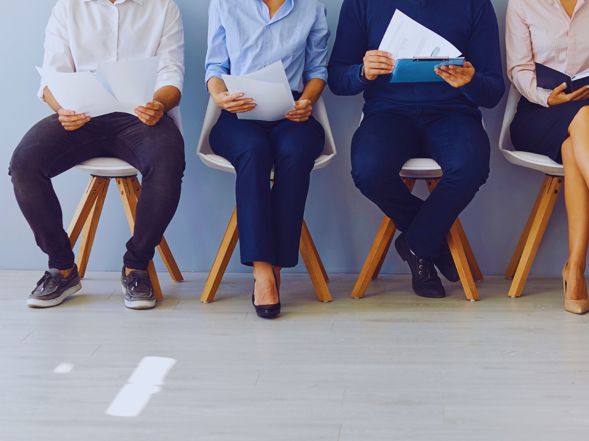 foto di alcuni candidati seduti per una selezione lavoro