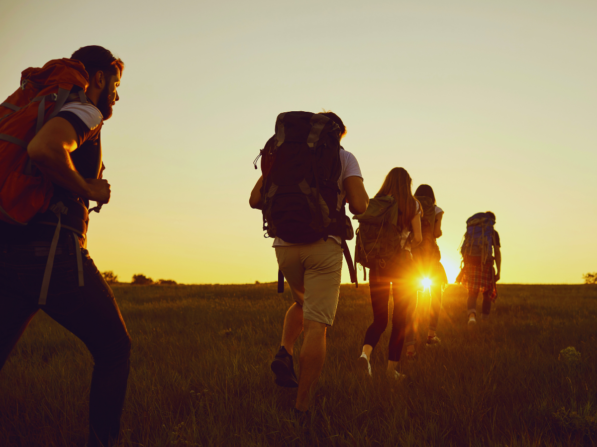 foto di persone che fanno trekking su un paesaggio rurale